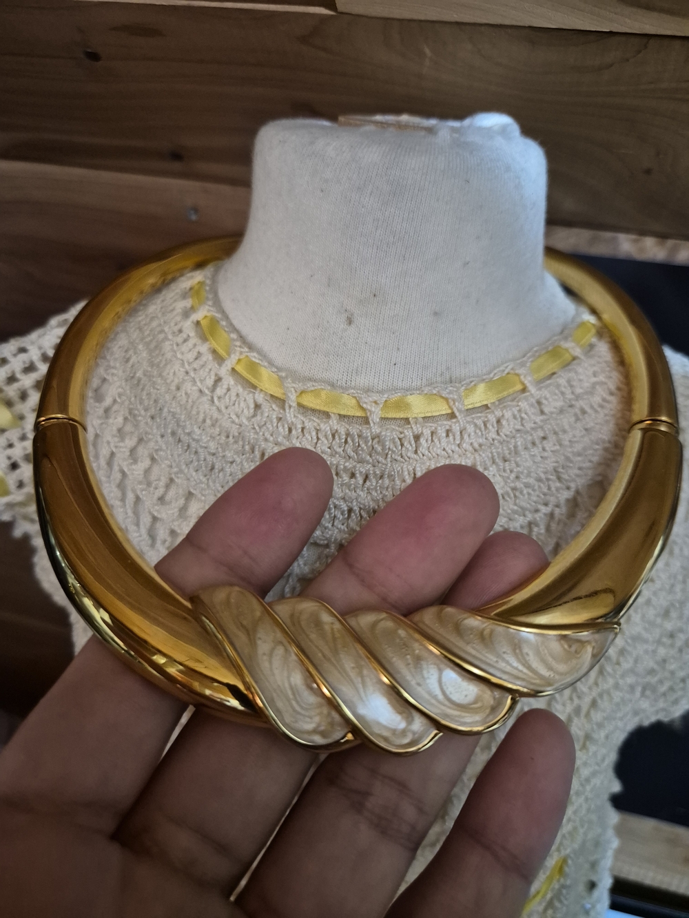 Very Rare Napier Gold-Tone Collar Necklace with Cream Marbled Inlay
